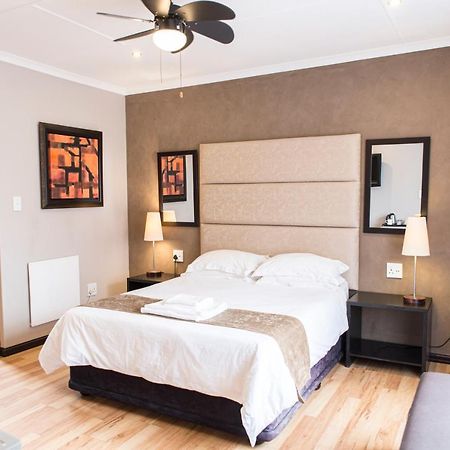 Ruth Avenue Guest House อีเดนเวล ภายนอก รูปภาพ