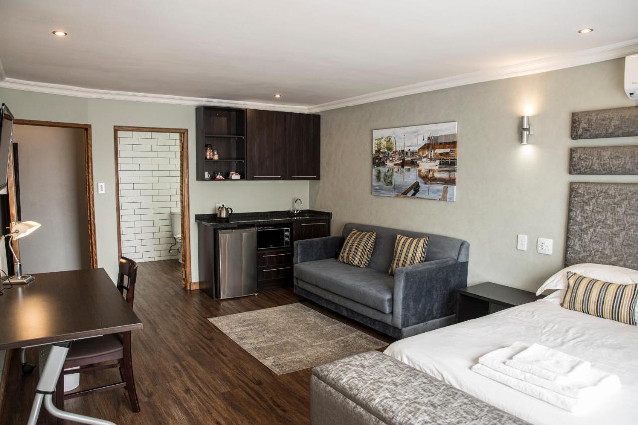 Ruth Avenue Guest House อีเดนเวล ภายนอก รูปภาพ