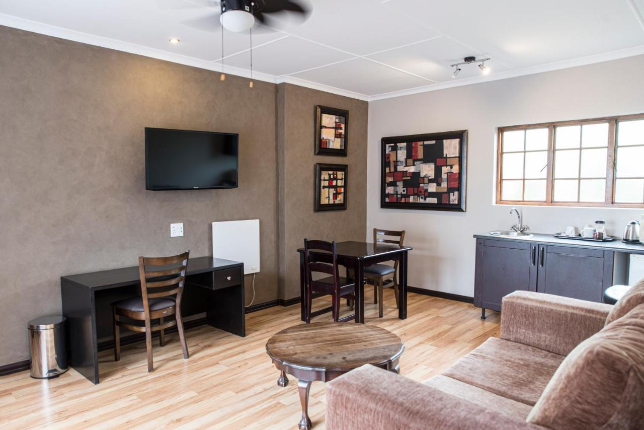 Ruth Avenue Guest House อีเดนเวล ภายนอก รูปภาพ